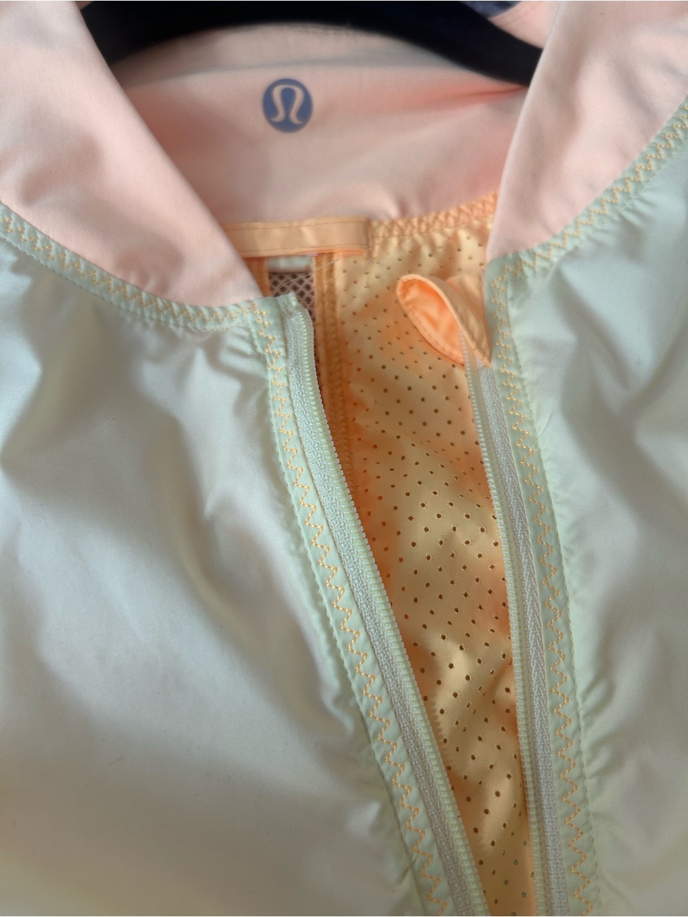 Lululemon light run jacket 
Reversible sz 4 euc - Picture 8 of 9